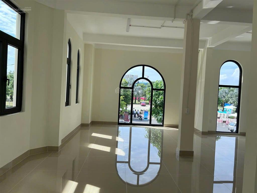 Biệt thự đơn lập giá tốt vin q9 320m²  full nội thất đẹp chỉ 50tr/tháng