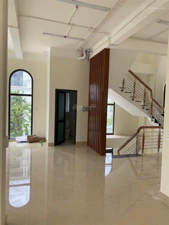 Biệt thự đơn lập giá tốt vin q9 320m²  full nội thất đẹp chỉ 50tr/tháng