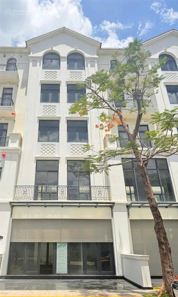 Nhà phố liền kề mặt tiền gần trường học vinschool  dt 84m2, giá chỉ 17 tỷ