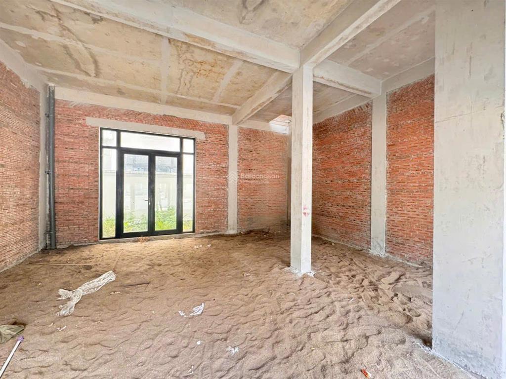 Nhà phố liền kề mặt tiền gần trường học vinschool  dt 84m2, giá chỉ 17 tỷ