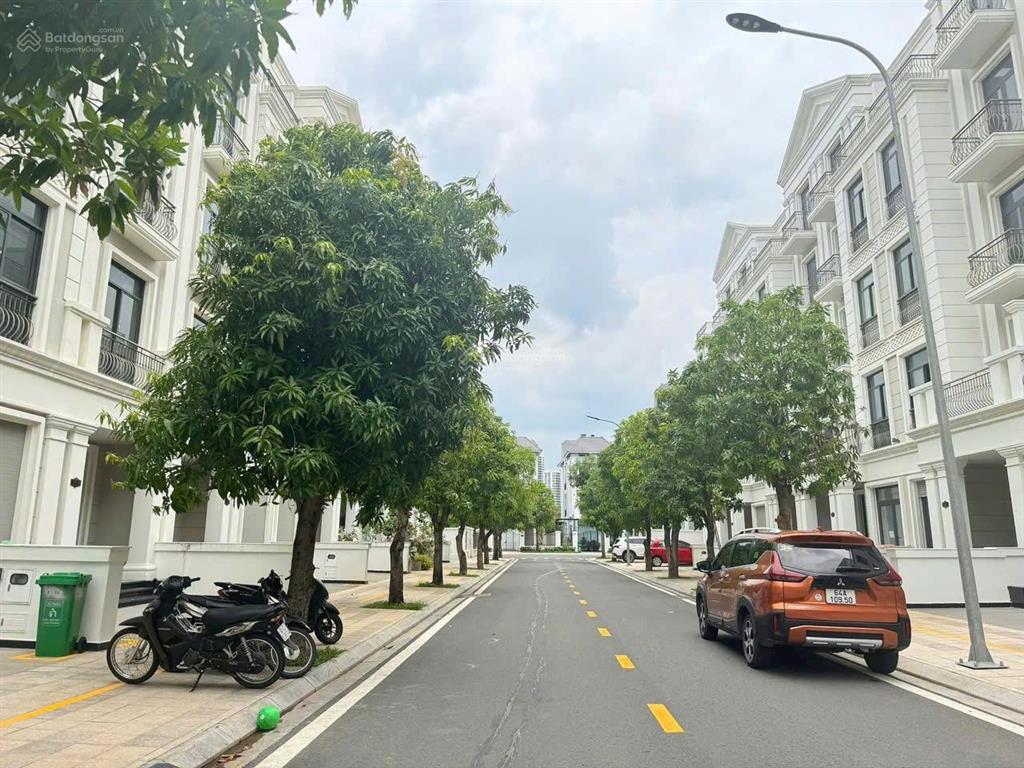 Nhà phố liền kề mặt tiền gần trường học vinschool  dt 84m2, giá chỉ 17 tỷ