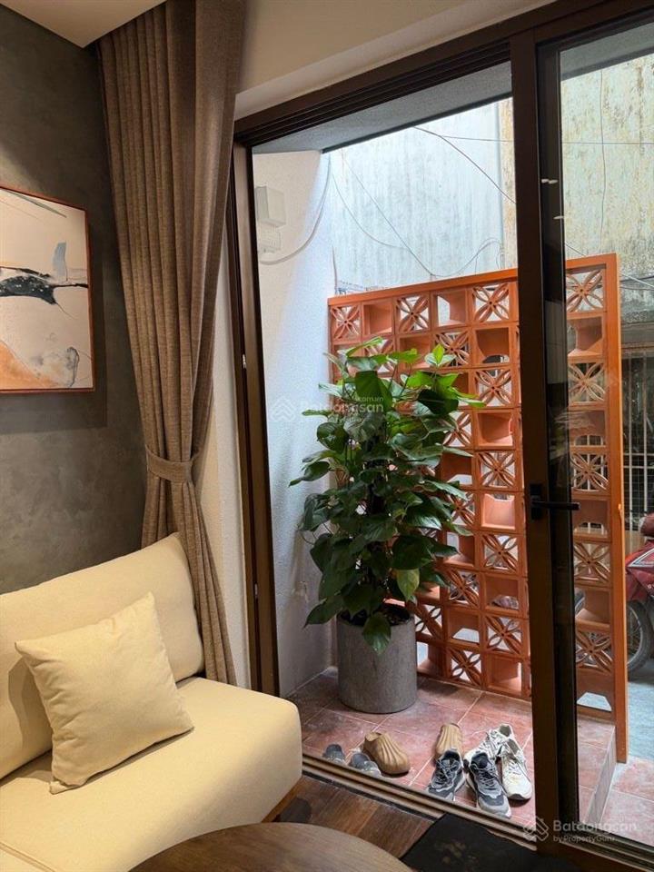 Bán nhà p cầu kiệu,phú nhuận.sát hẻm xe hơi,3pn,full nội thất,chỉ nhỉnh 5 tỷ