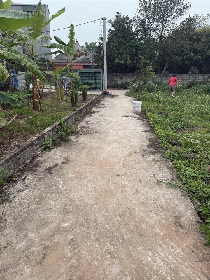 Chính chủ cần bán mảnh đất 45m2 2tỷ sổ đỏ gần chợ gần trường học trung tâm giao thông thuận tiện.