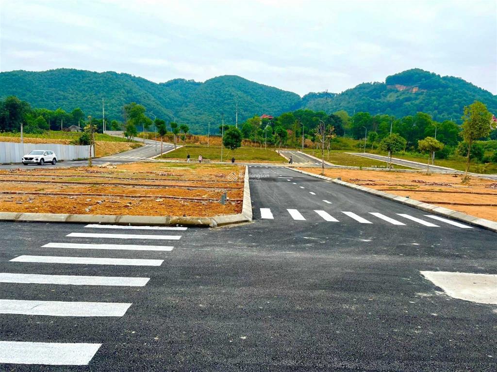 Bán lô đất đẹp nhất cổ đông, sơn tây gần ủy ban xã giá chỉ 20tr/m2