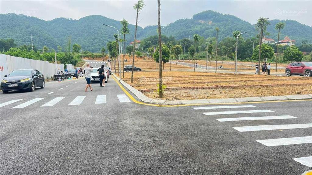 Bán lô đất đẹp nhất cổ đông, sơn tây gần ủy ban xã giá chỉ 20tr/m2