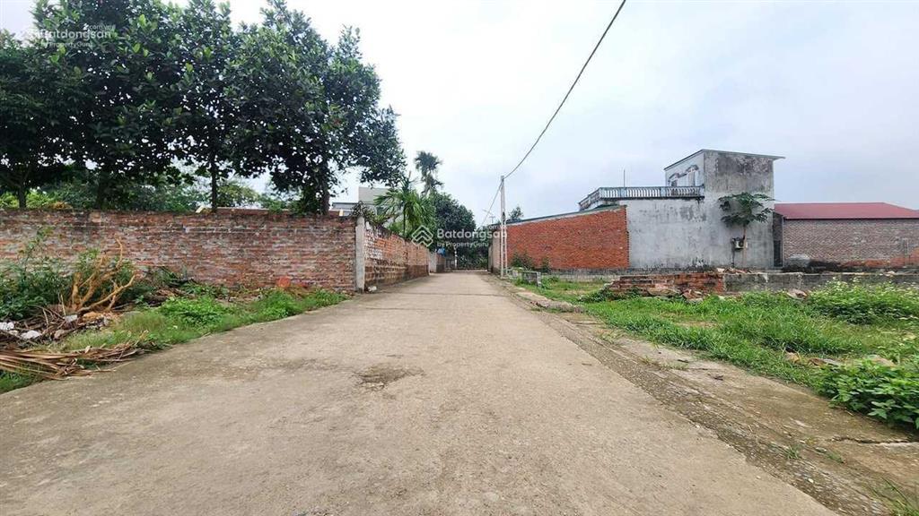 Bán lô đất đẹp nhất cổ đông, sơn tây gần ủy ban xã giá chỉ 20tr/m2