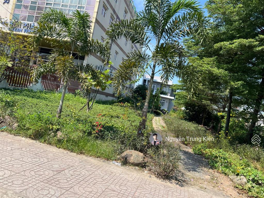 Cần bán 210m2 ( 9.3 x 20 )  thổ cư 176m2, sổ hồng riêng, đường ô tô giáp sg, ngay cổng chào