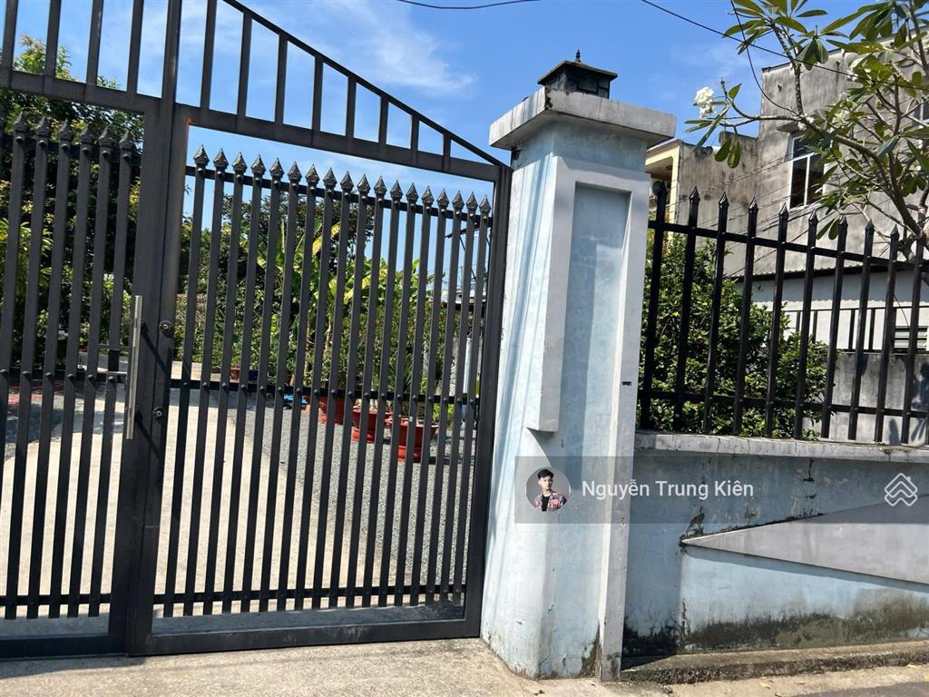 Cần bán 210m2 ( 9.3 x 20 )  thổ cư 176m2, sổ hồng riêng, đường ô tô giáp sg, ngay cổng chào