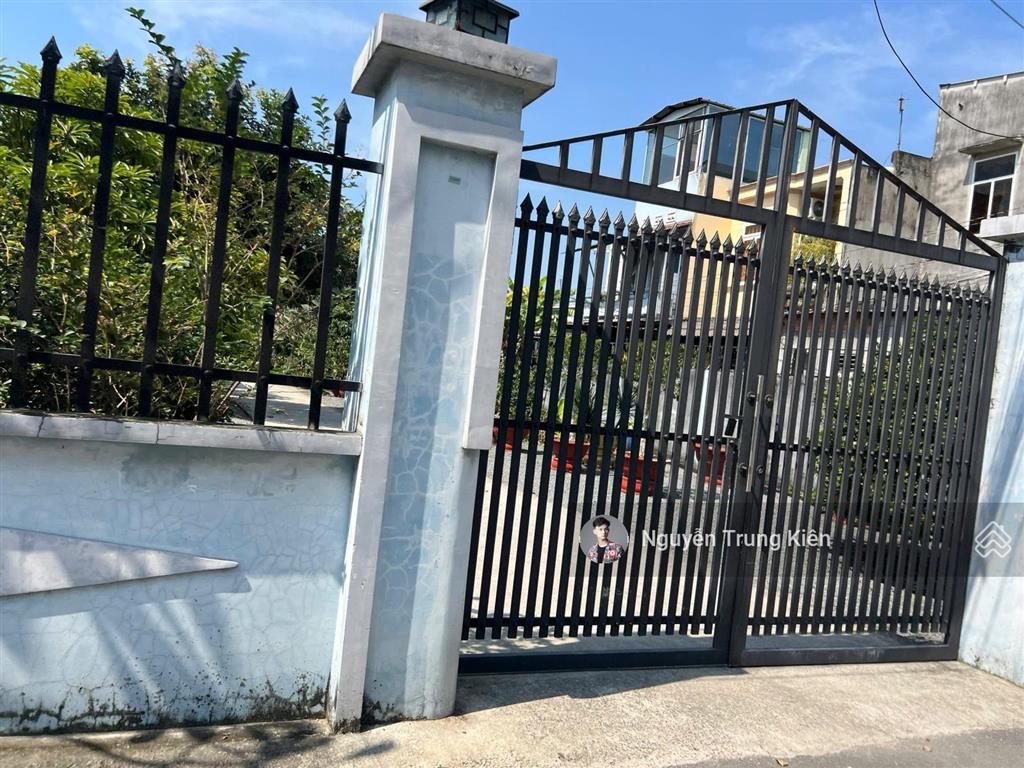 Cần bán 210m2 ( 9.3 x 20 )  thổ cư 176m2, sổ hồng riêng, đường ô tô giáp sg, ngay cổng chào