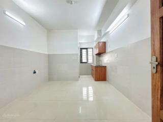 Phòng cho thuê cửa sổ trời thoáng sẵn máy lạnh ngay âu cơ gần đại học văn hiến  công ty esuhai