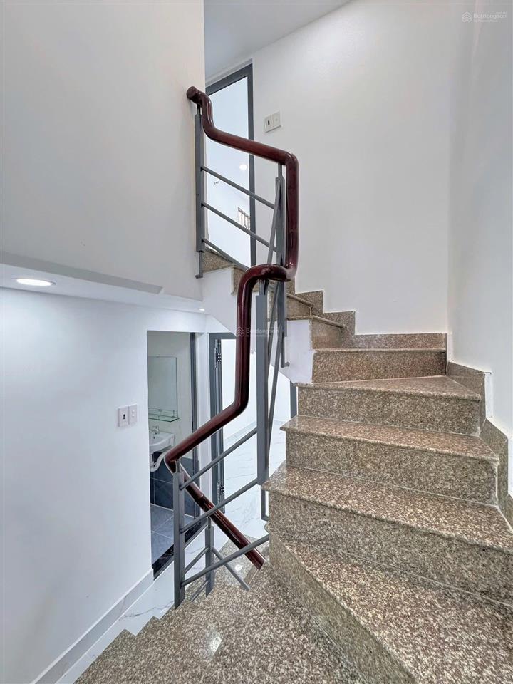 Cần tiền gấp trị bệnh mong giúp đỡ bán nhà thạch thị thanh, p tân định, q.1  giá tốt chỉ 1 tỷ 960