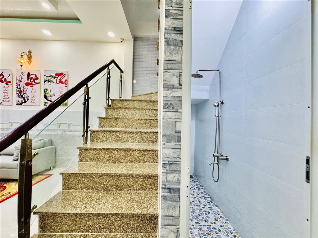 Vị trí đắc địa nhà nguyên hồng  bình thạnh 1tỷ920 dt 60m2 đường xe hơi sổ hồng riêng dọn ở ngay