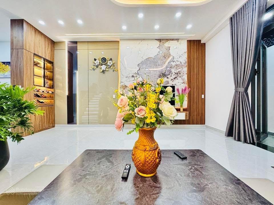 Cô chú bán gấp cuối năm về quê nhà bà hạtquận 10 giá 1tỷ970 nội thất sẵn,dọn vào ở ngay/cho thuê