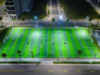 Lô đối diện sân bóng với chung cư