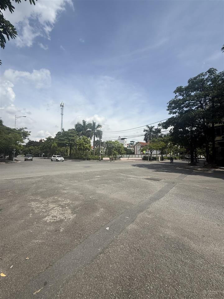 Bán đất tái định cư thượng thanh, vỉa hè rộng, ô tô tránh, 75m2, mặt tiền 5.6m, giá 16 tỷ.