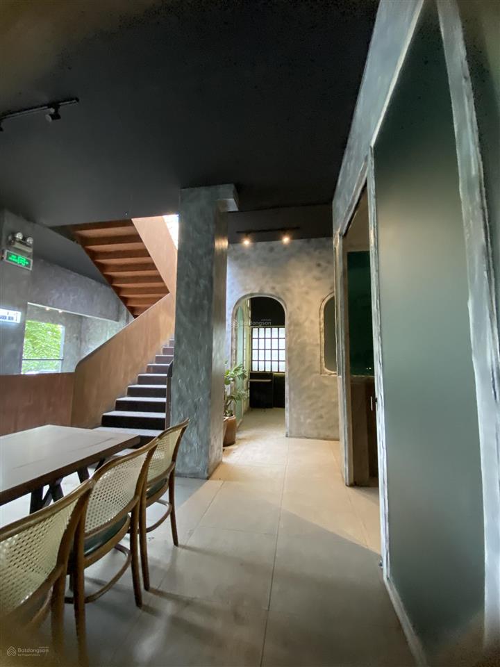 Chính chủ cho thuê nhà mặt tiền võ văn kiệt, q1, 8x26m 3 tầng 169tr trung tâm q1.  xem nhà