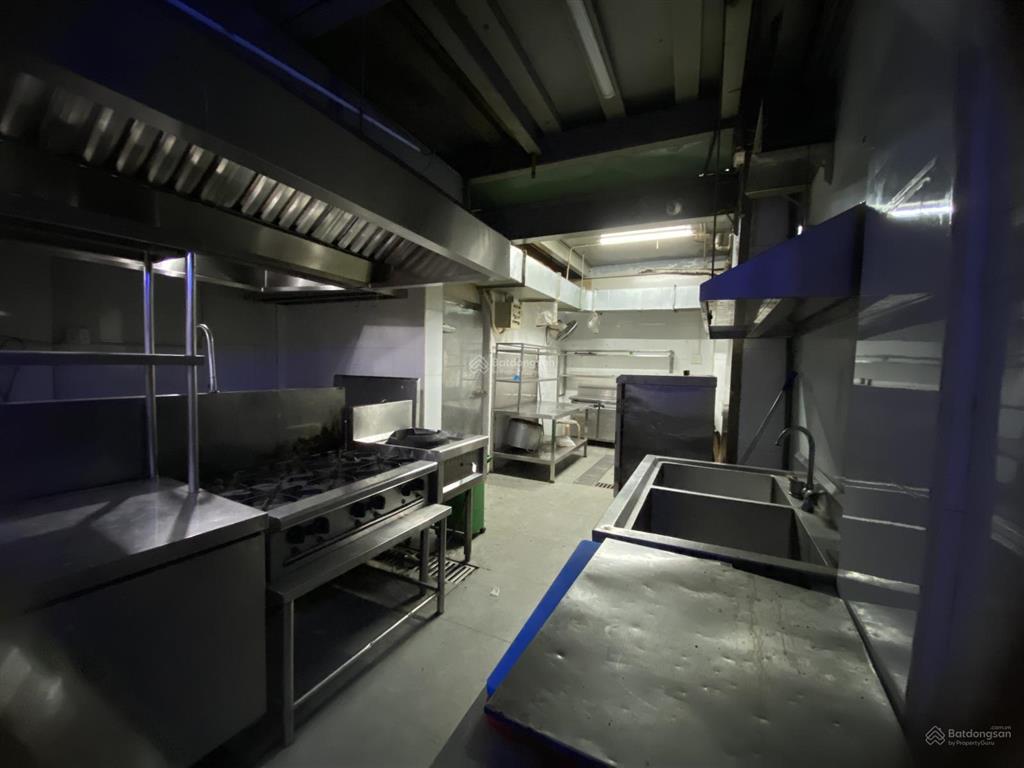 Chính chủ cho thuê nhà mặt tiền võ văn kiệt, q1, 8x26m 3 tầng 169tr trung tâm q1.  xem nhà