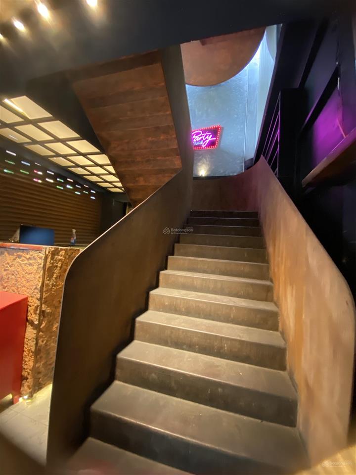 Chính chủ cho thuê nhà mặt tiền võ văn kiệt, q1, 8x26m 3 tầng 169tr trung tâm q1.  xem nhà