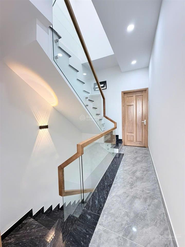 Chưa tới 3 tỷ. chủ bán căn 54m2 lê văn sỹ xây 5 tầng, thuận tiện về q1  phú nhuận. sổ hồng riêng