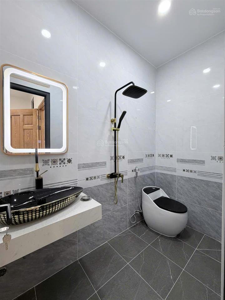 Chưa tới 3 tỷ. chủ bán căn 54m2 lê văn sỹ xây 5 tầng, thuận tiện về q1  phú nhuận. sổ hồng riêng