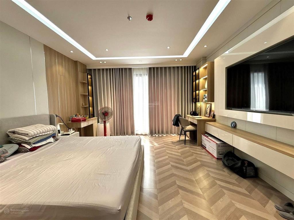 Cho thuê 30tr/ tháng , dt 52m2 * m tiền 5m * nhà lô góc oto đỗ cửa ,ô chờ thang máy gần hồ điều hòa