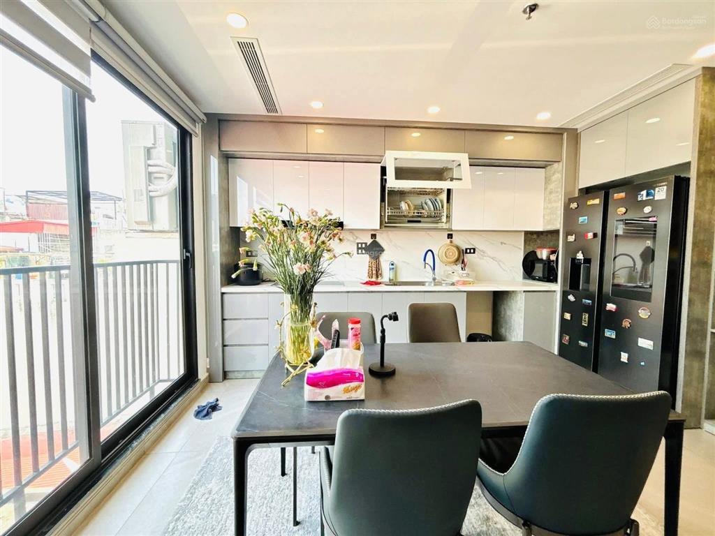 Cho thuê 30tr/ tháng , dt 52m2 * m tiền 5m * nhà lô góc oto đỗ cửa ,ô chờ thang máy gần hồ điều hòa