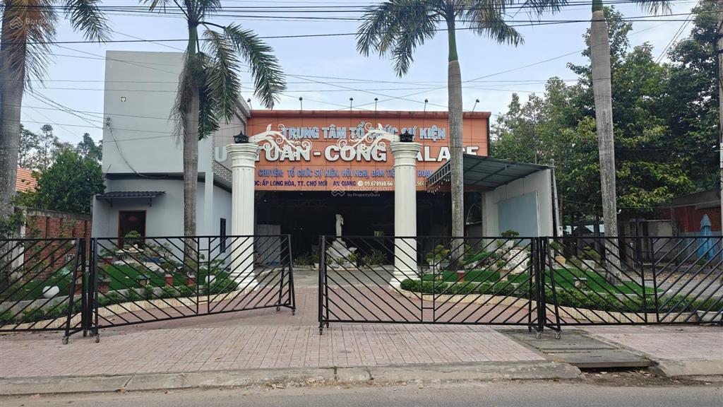 Bds nằm ngay trung tâm. có xây dựng sẵn.