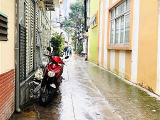 Cách xe lamborghini đỗ chỉ 15m khuvip kế bên khu chung cư xịn xò q4 giáp q1