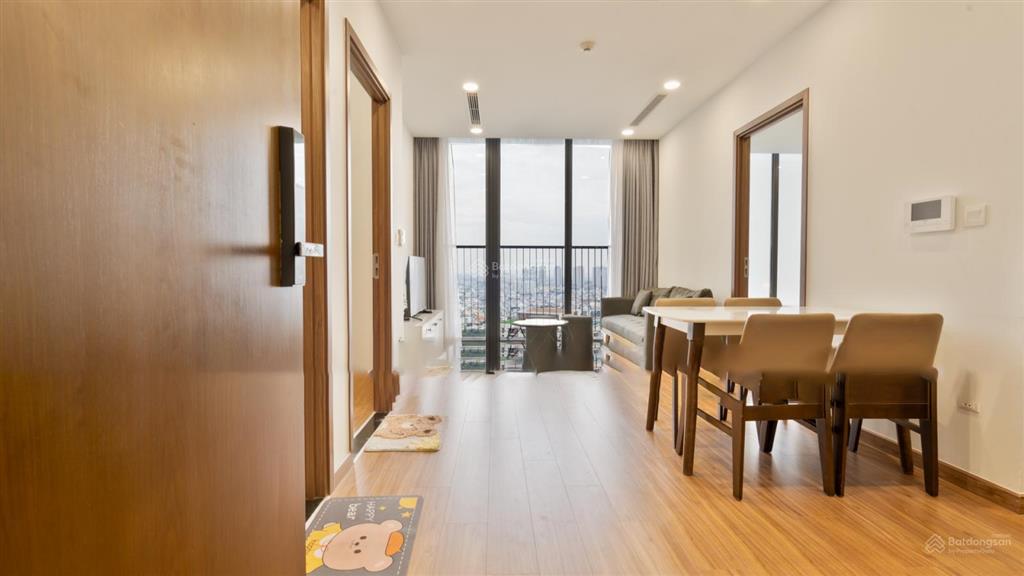 Mình cần bán căn hộ (2pn (góc)), (70m2), (sổ đỏ), (hướng nam), (giá 5,5 tỷ) tại eco green, q7