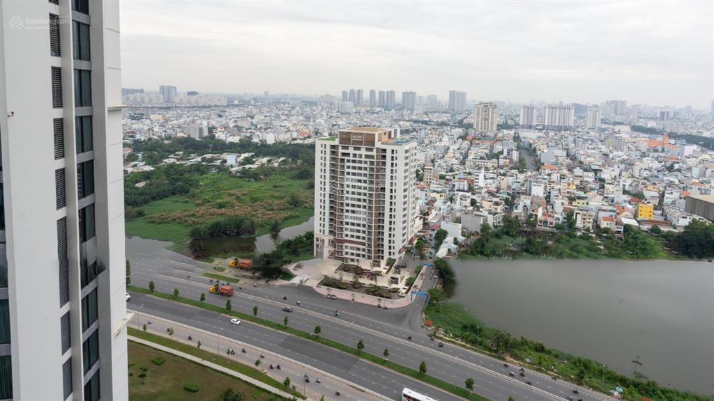 Mình cần bán căn hộ (2pn (góc)), (70m2), (sổ đỏ), (hướng nam), (giá 5,5 tỷ) tại eco green, q7