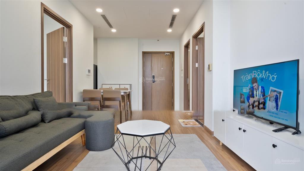 Mình cần bán căn hộ (2pn (góc)), (70m2), (sổ đỏ), (hướng nam), (giá 5,5 tỷ) tại eco green, q7