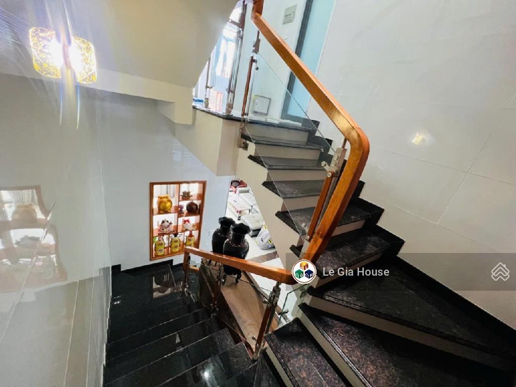 9.3 tỷ  ngang 6m  nhà 3 tầng hoàn công đầy đủ  hxh đỗ cửa