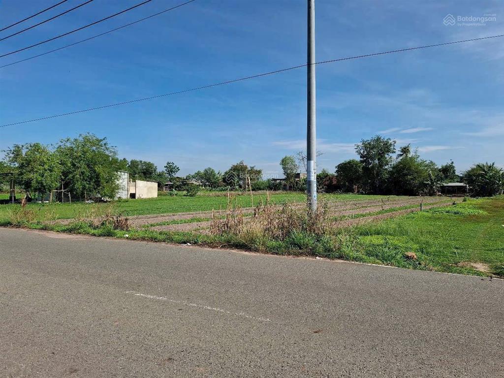 Diện tích 1,393 m2 .. có thể xây nhà . nghỉ dưỡng , làm nhà vườn ,,v,,v,,vv