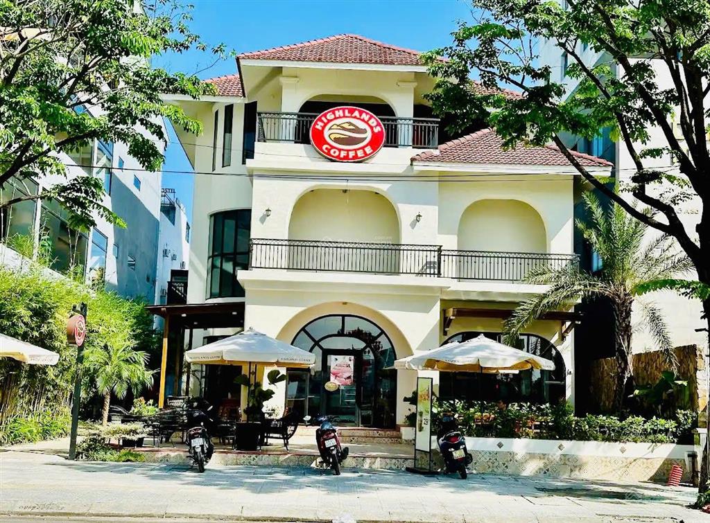 Đẳng cấp thật sự 690m mặt tiền trần hưng đạo đối diện cầu tình yêu. đang cho highland thuê 150tr.