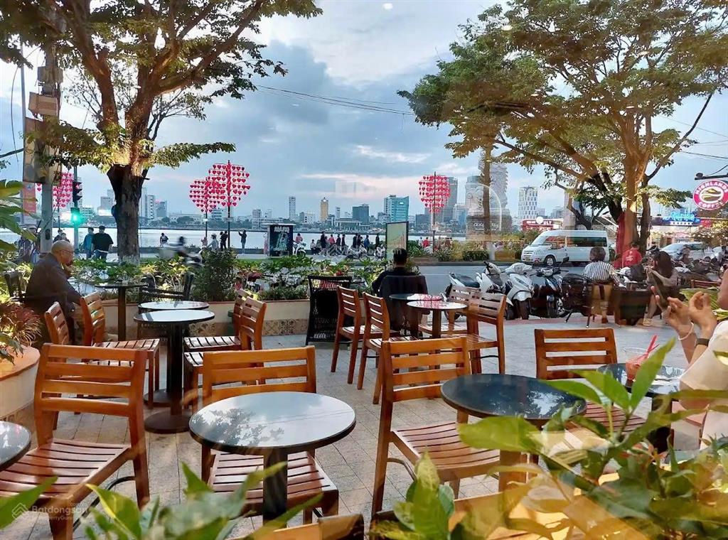 Đẳng cấp thật sự 690m mặt tiền trần hưng đạo đối diện cầu tình yêu. đang cho highland thuê 150tr.