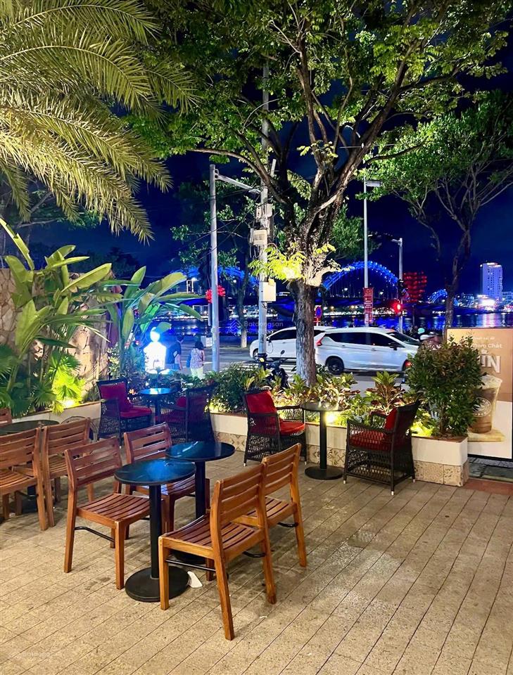 Đẳng cấp thật sự 690m mặt tiền trần hưng đạo đối diện cầu tình yêu. đang cho highland thuê 150tr.