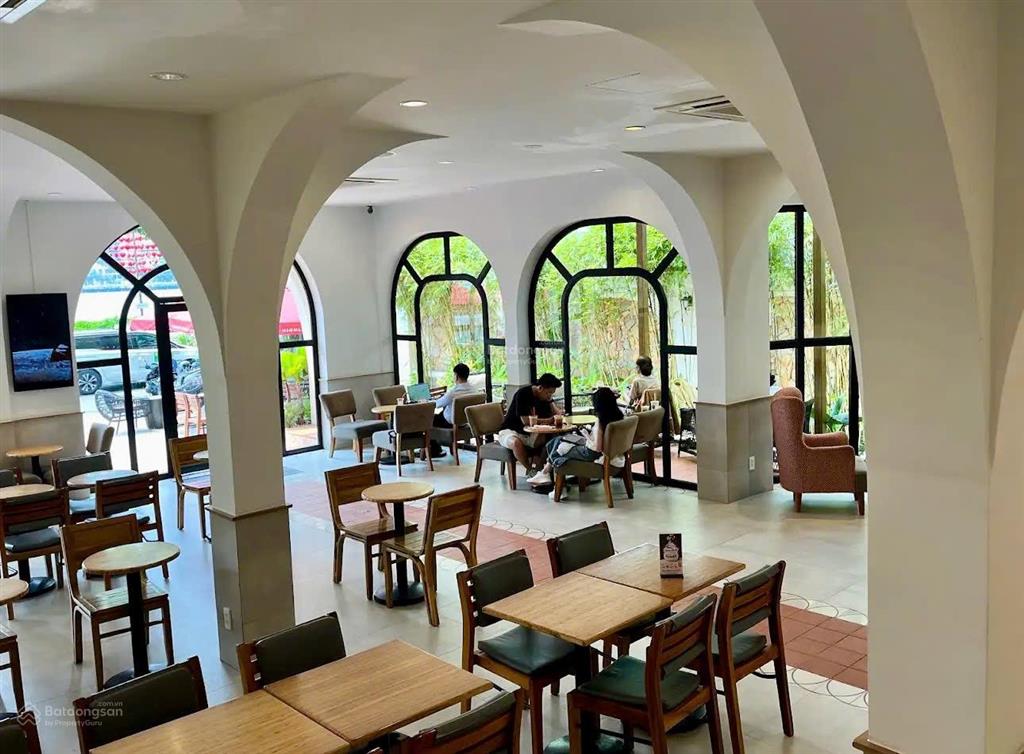 Đẳng cấp thật sự 690m mặt tiền trần hưng đạo đối diện cầu tình yêu. đang cho highland thuê 150tr.