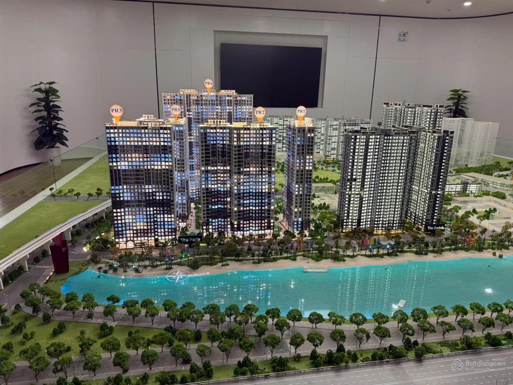 Bán shop chân đế căn góc mặt sảnh,mặt đường lớn  13 tỷ cho thuê 60triệu/tháng