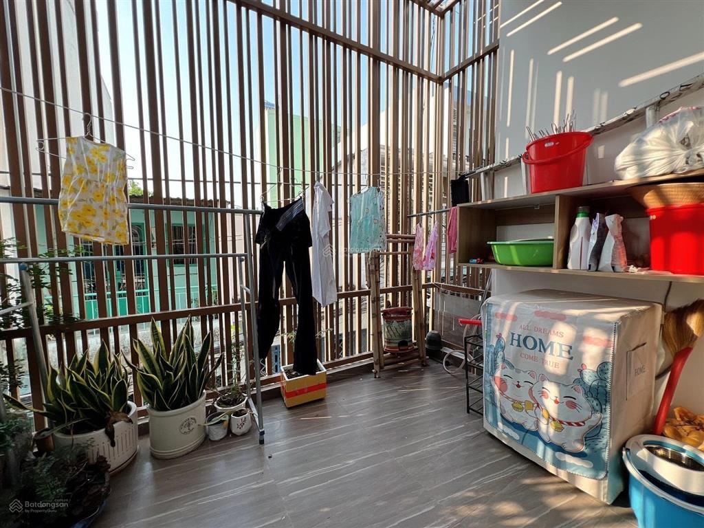 Nhà sát mặt tiền đường phạm hùng