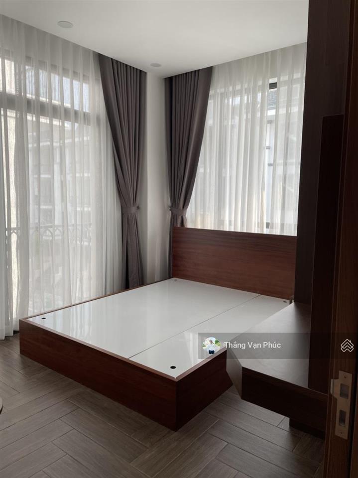 Cho thuê căn hộ 2 phong ngủ, đầy đủ nội thất, nhà mới ở ngay, có ban công thoáng, phòng sáng đẹp