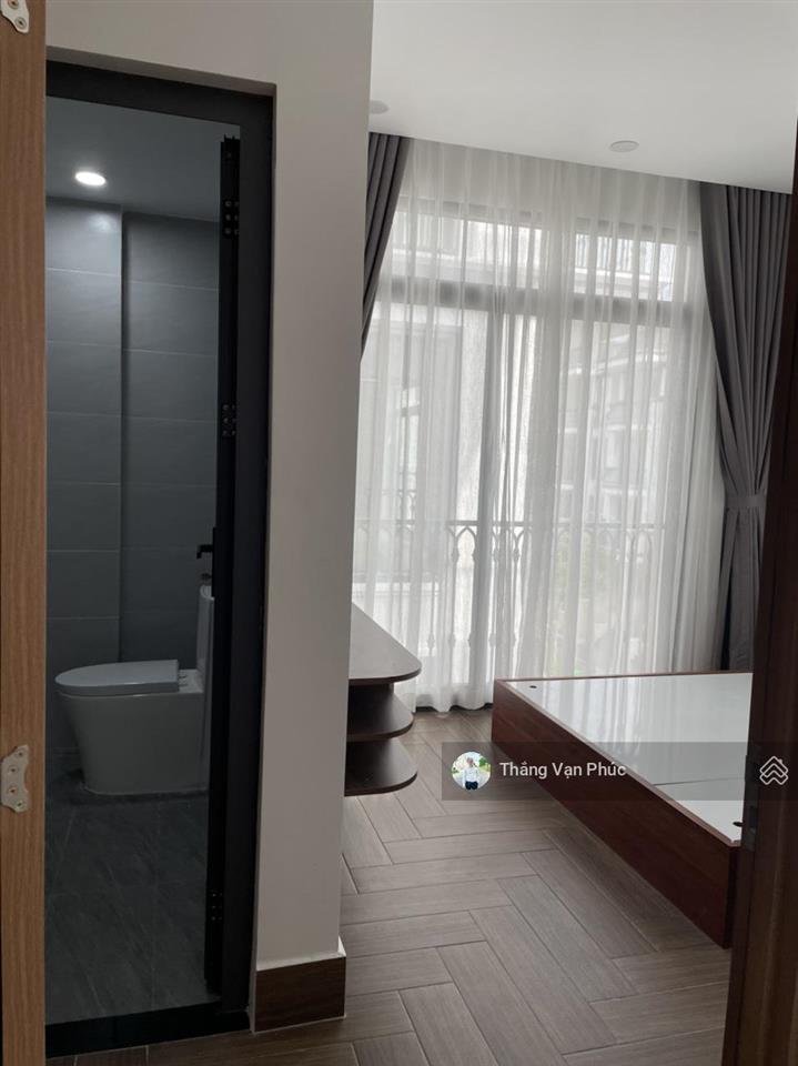 Cho thuê căn hộ 2 phong ngủ, đầy đủ nội thất, nhà mới ở ngay, có ban công thoáng, phòng sáng đẹp