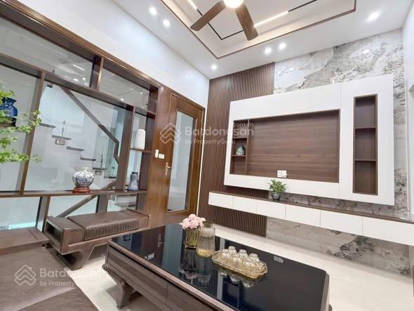 Bán nhà, gần 106 hoàng quốc việt, cầu giấy 55m2, 9 tỷ 5, 5 tầng, mặt tiền 5m, ba bước hồ tây