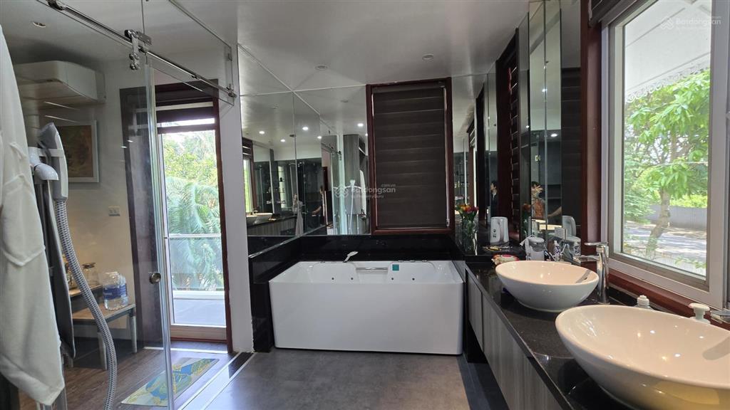 Đến kì trả ngân hàng chủ cần bán gấp biệt thự việt hưng  222m2 x 4t, mt 15m, giá 52tỷ