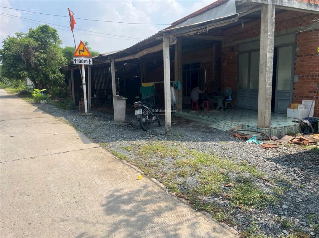 Bán đất tặng kèm căn nhà cấp 4 (dt 101m2) giá 1,25 tỷ. sổ hồng riêng xã phước thạnh.  0902 850 ***