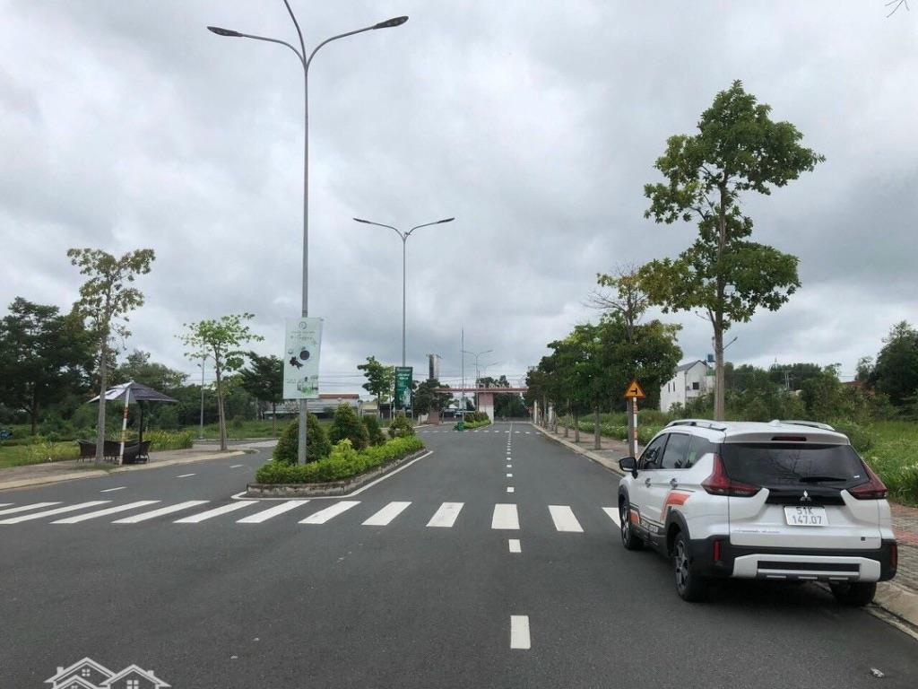 Bán gấp nền góc 149m2 KDC Lago Centro, mặt tiền TL824, đối diện TTTM, Lương Bình, Bến Lức, Long An 