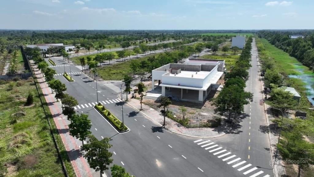 Bán gấp nền góc 149m2 KDC Lago Centro, mặt tiền TL824, đối diện TTTM, Lương Bình, Bến Lức, Long An 