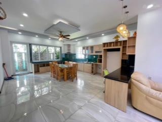 Một căn nhà cực rộng 3 mặt thoáng  có đến 7 phòng ngủ  đã hoàn thiện nội thất  hợp ở đông người