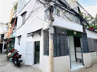 Nhà bán xe hơi đậu trước nhà tại âu dương lân