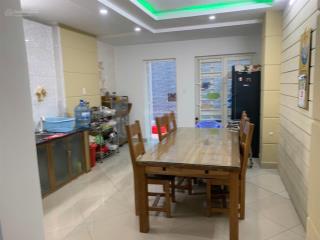 Mt đs 20, p5, gv. 4x 25m trệt 3 lầu. gồm 4pn, 5wc, pk, bếp, pt. sân thượng trước sau. giá 28tr/th