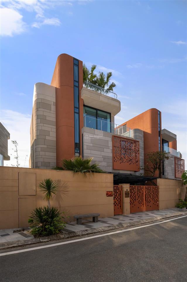 Hàng hiếm căn villa 3 mặt tiền đối diện sân golf brg bên sông cổ cò vip dành cho giới siêu giàu